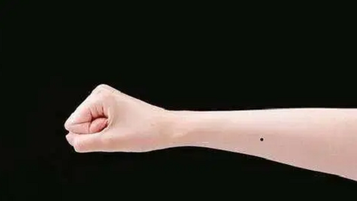 右手手臂有痣代表什么 右手臂内侧有痣的女人好不好