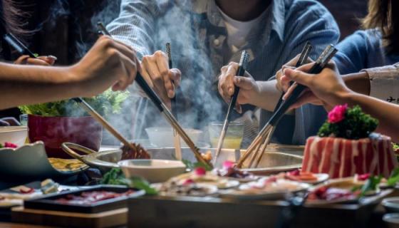梦见请人吃饭是什么意思 梦见请人吃饭是什么预兆