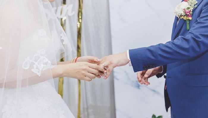 梦见男朋友突然和别人结婚