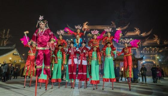梦见踩高跷是什么意思 梦见踩高跷预示着什么